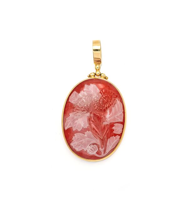 Pendente in oro e cammeo su pasta vitrea