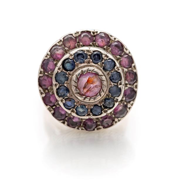 Anello in oro, argento, rubini e zaffiri