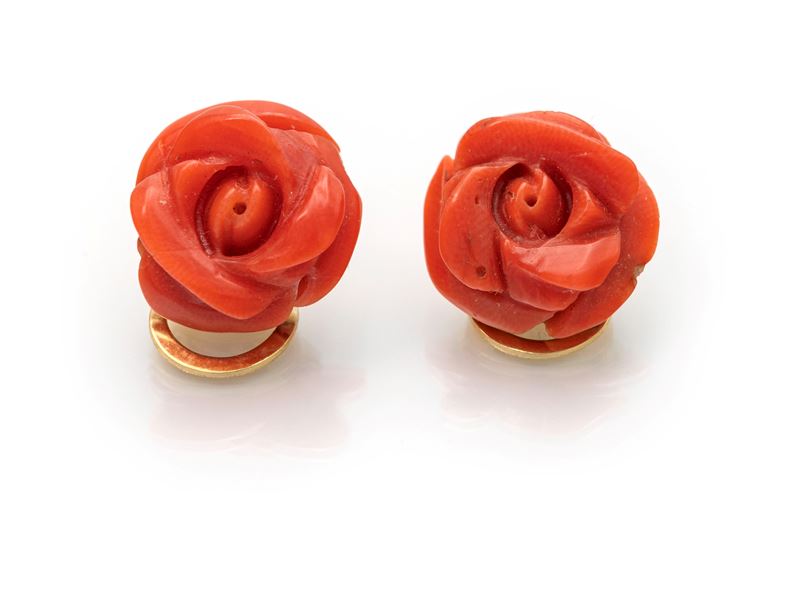 Coppia di orecchini in oro e rose di corallo