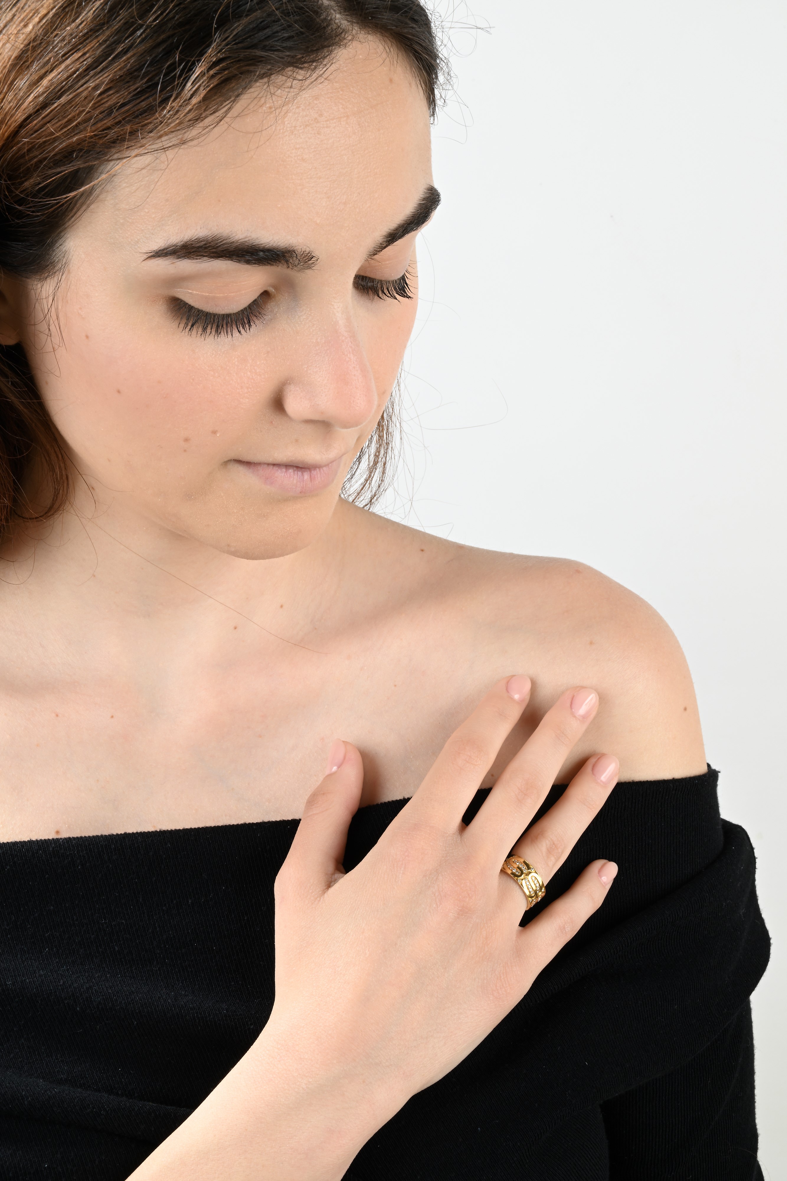 Bulgari, Raro Anello a Fascia, con Decoro Ad "s" in Oro e Brillanti