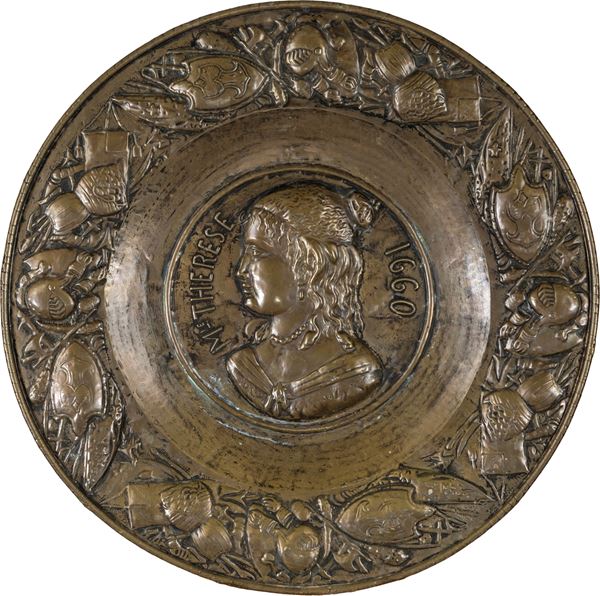 Grande piatto da parata commemorativo in rame repoussé, Francia, XIX secolo