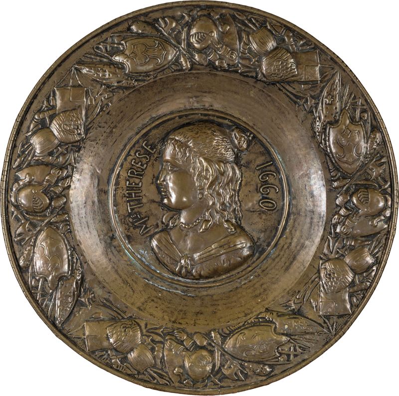 Piatto commemorativo in rame repoussé, ritratto di Maria Teresa d'Asburgo-Spagna, Francia, XIX se...