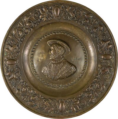 Piatto da parata commemorativo in rame repoussé, Francia, XIX secolo