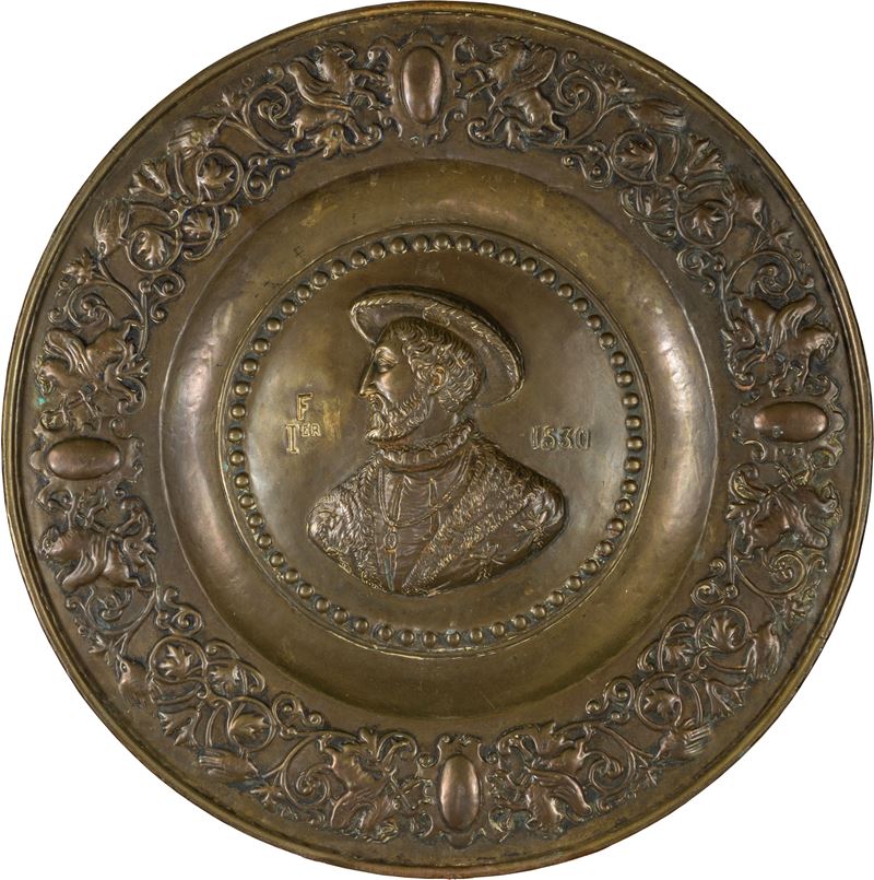 Piatto da parata commemorativo in rame repoussé, Francia, XIX secolo
