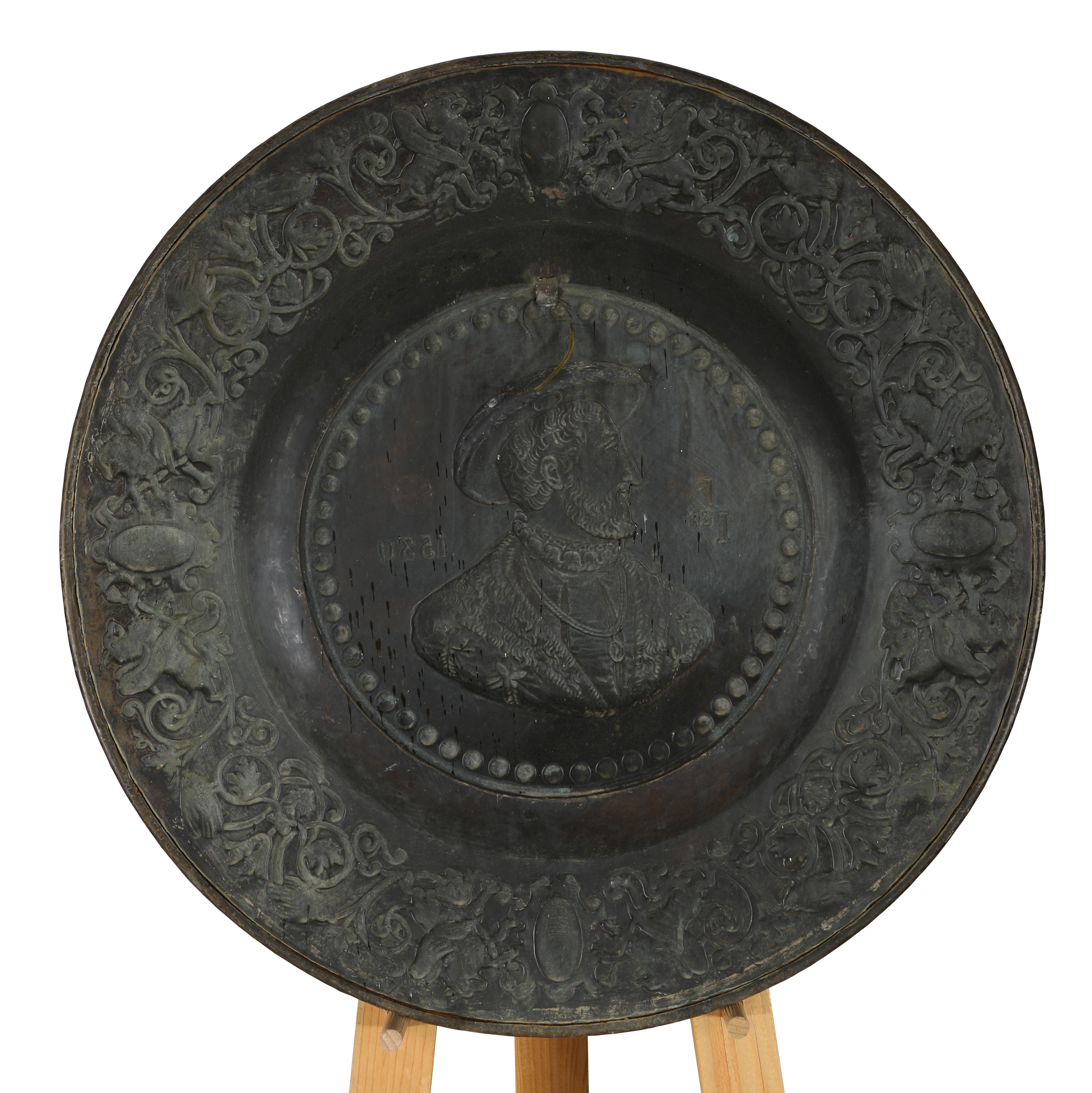 Piatto da parata commemorativo in rame repoussé, Francia, XIX secolo