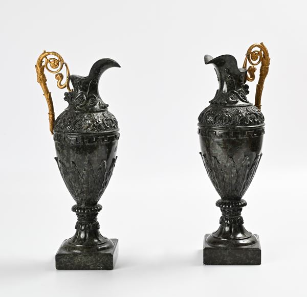 Coppia di versatoi ad anfora in marmo serpentino, fine XVIII/inizi XIX secolo