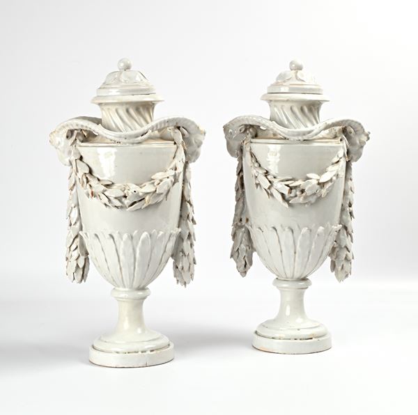 Coppia di vasi con coperchio in maiolica bianca, fine XVIII secolo