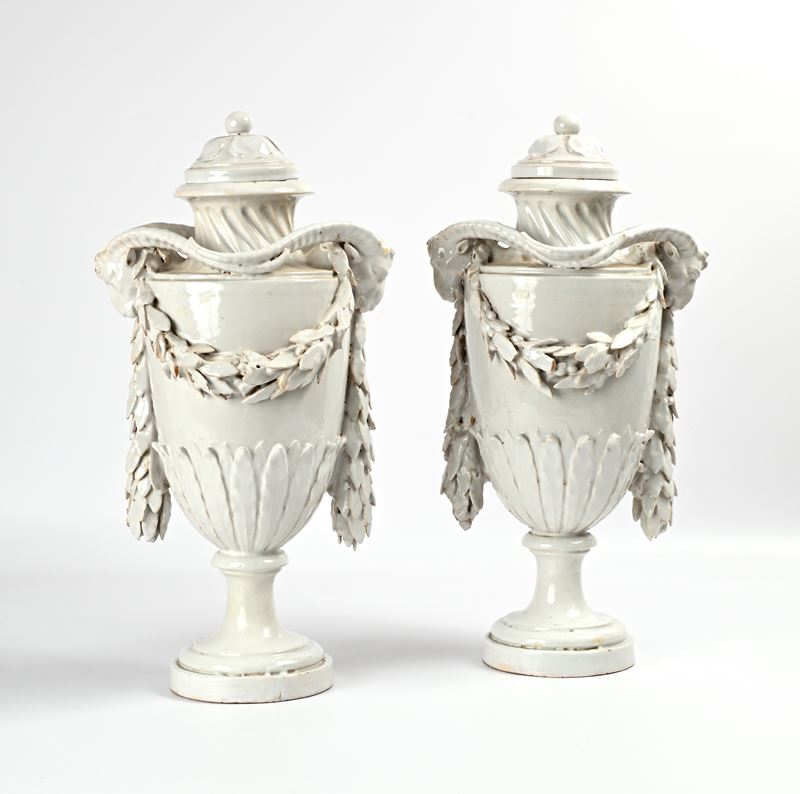 Coppia di Vasi con Coperchio in Maiolica Bianca, Fine XVIII Secolo