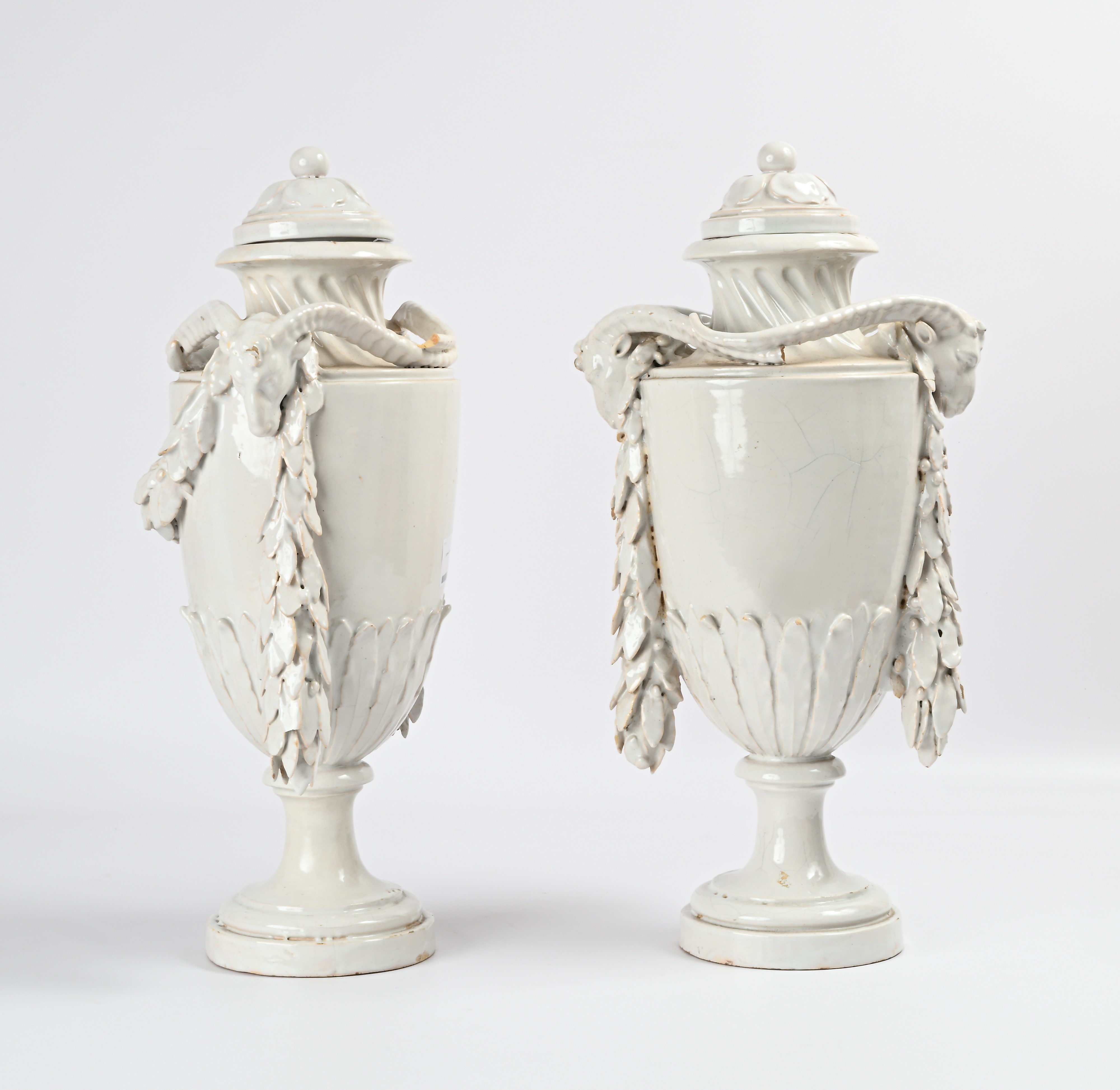 Coppia di Vasi con Coperchio in Maiolica Bianca, Fine XVIII Secolo
