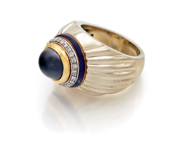 Anello a cupola in oro, zaffiro, brillanti e smalto