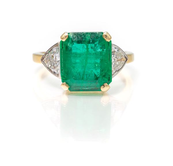 Anello in oro, smeraldo e diamanti in taglio triangolo