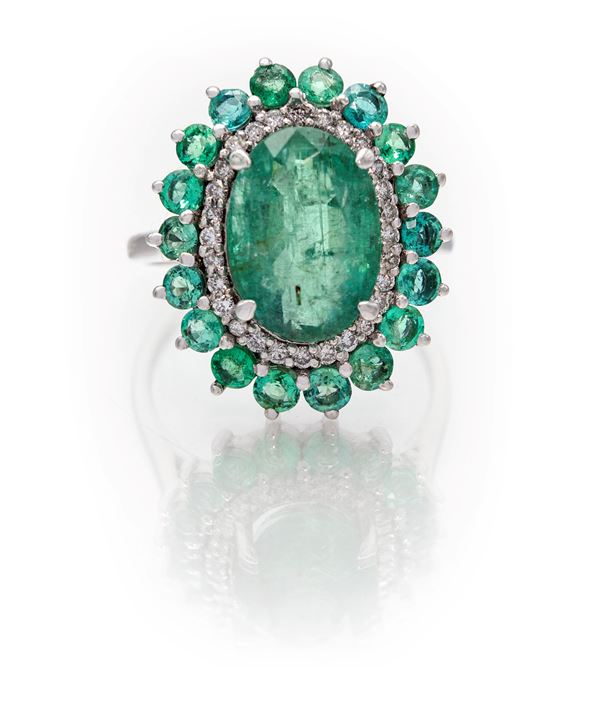 Anello in oro smeraldo, brillanti e smeraldi