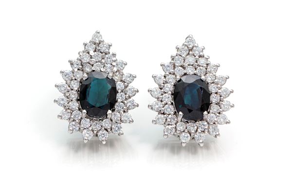 Coppia di orecchini in oro, zaffiri e brillanti