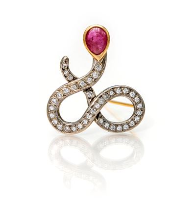 Spilla Antica in Oro, Argento, Diamanti e Rubino Cabochon