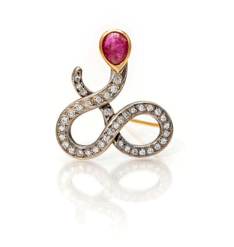 Spilla Antica in Oro, Argento, Diamanti e Rubino Cabochon