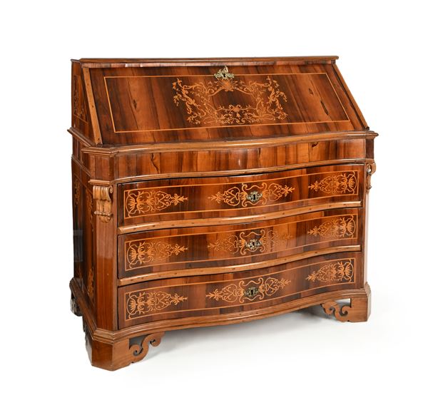 Cassettone a ribalta in noce con filettature ed intarsi a motivi vegetali in legno di frutto, Roma, XVIII secolo