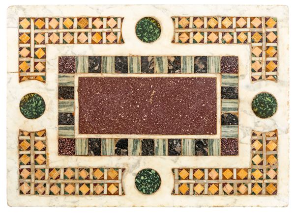 Piccolo piano in marmo bianco con intarsi cosmateschi, XX secolo