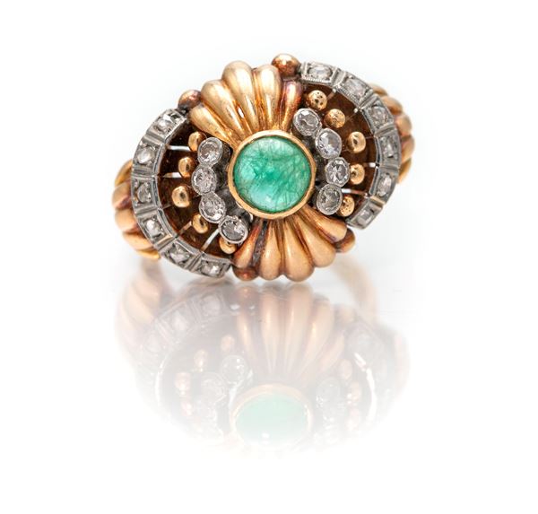 Anello a cupola in oro, brillanti e smeraldo centrale