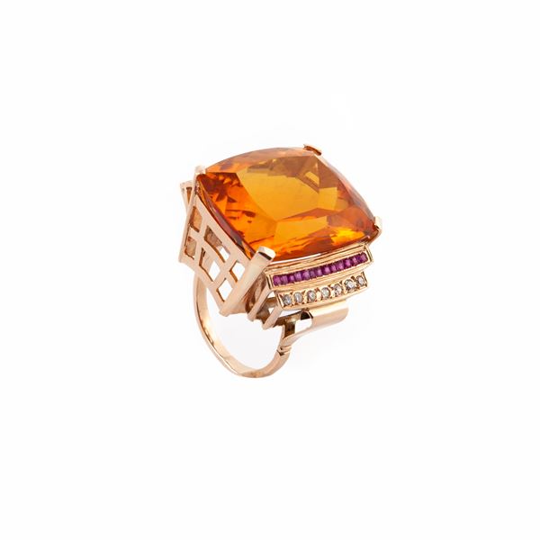 Anello in oro rosa, quarzo citrino, diamanti e rubini