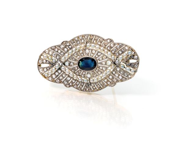 Spilla antica in oro, platino, perle naturali , diamanti e zaffiro centrale