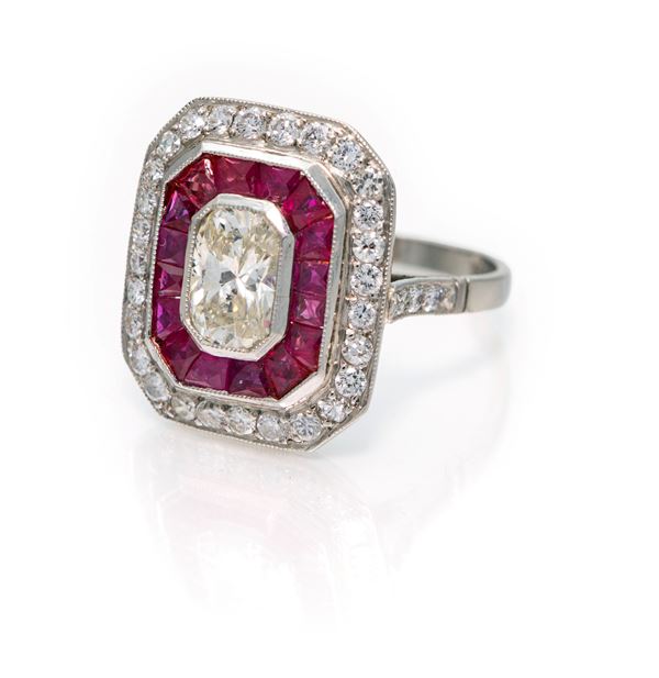 Anello in platino, diamante solitario centrale in taglio cuscino, rubini e brillanti