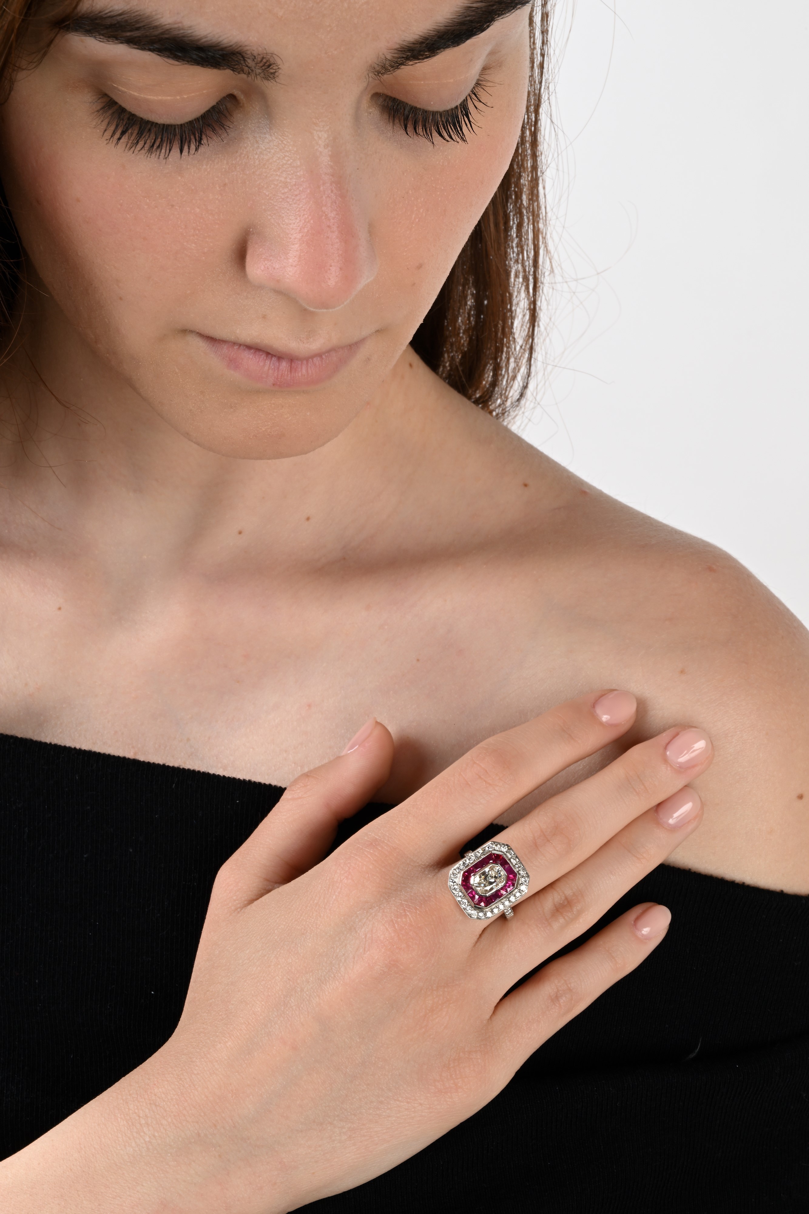 Anello in Platino, Diamante Solitario Centrale in Taglio Cuscino, Rubini e Brillanti