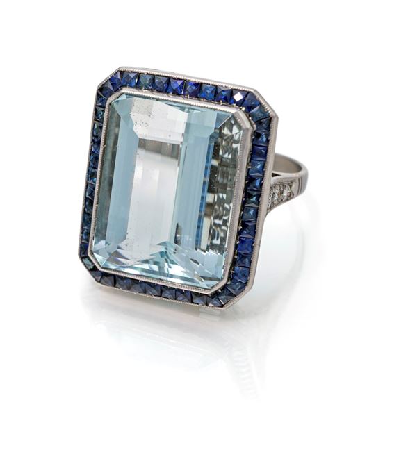 Anello in oro, acquamarina centrale, zaffiri e brillanti