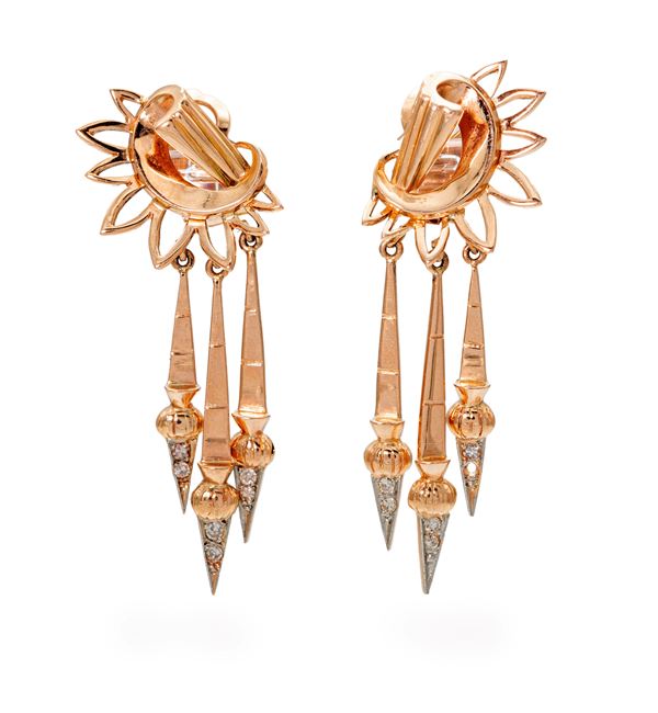 Coppia di orecchini pendenti in oro e diamanti