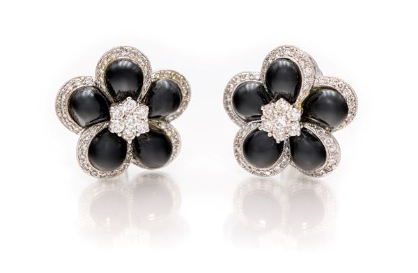 Coppia di orecchini a fiore in oro, onici e brillanti