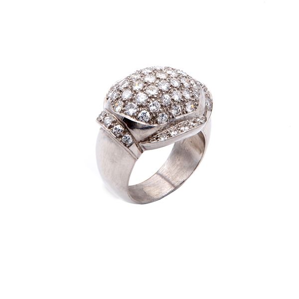 Anello a cupola in oro e brillanti