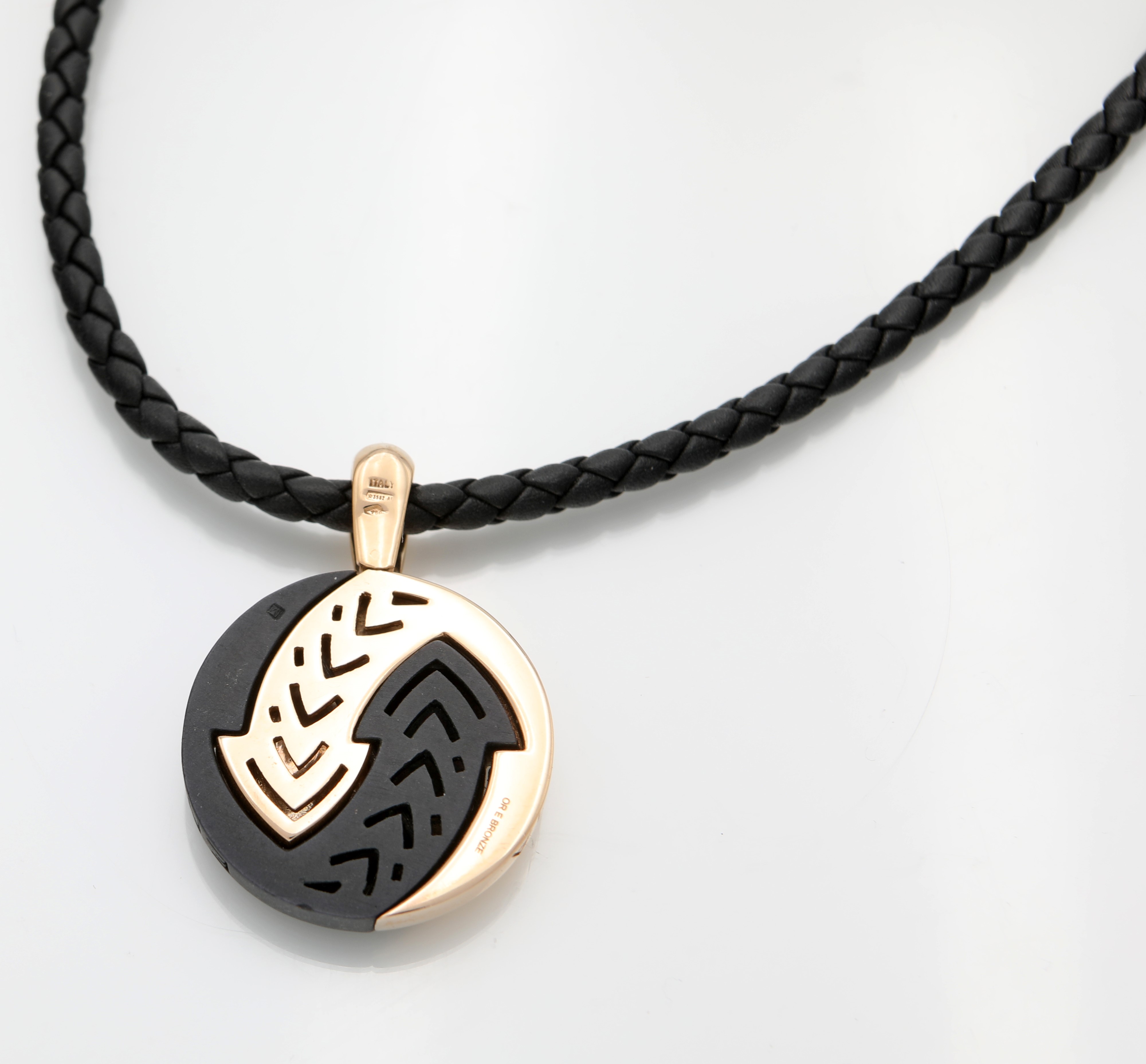 Gianni Bulgari, Pendente Enigma in Oro e Bronzo
