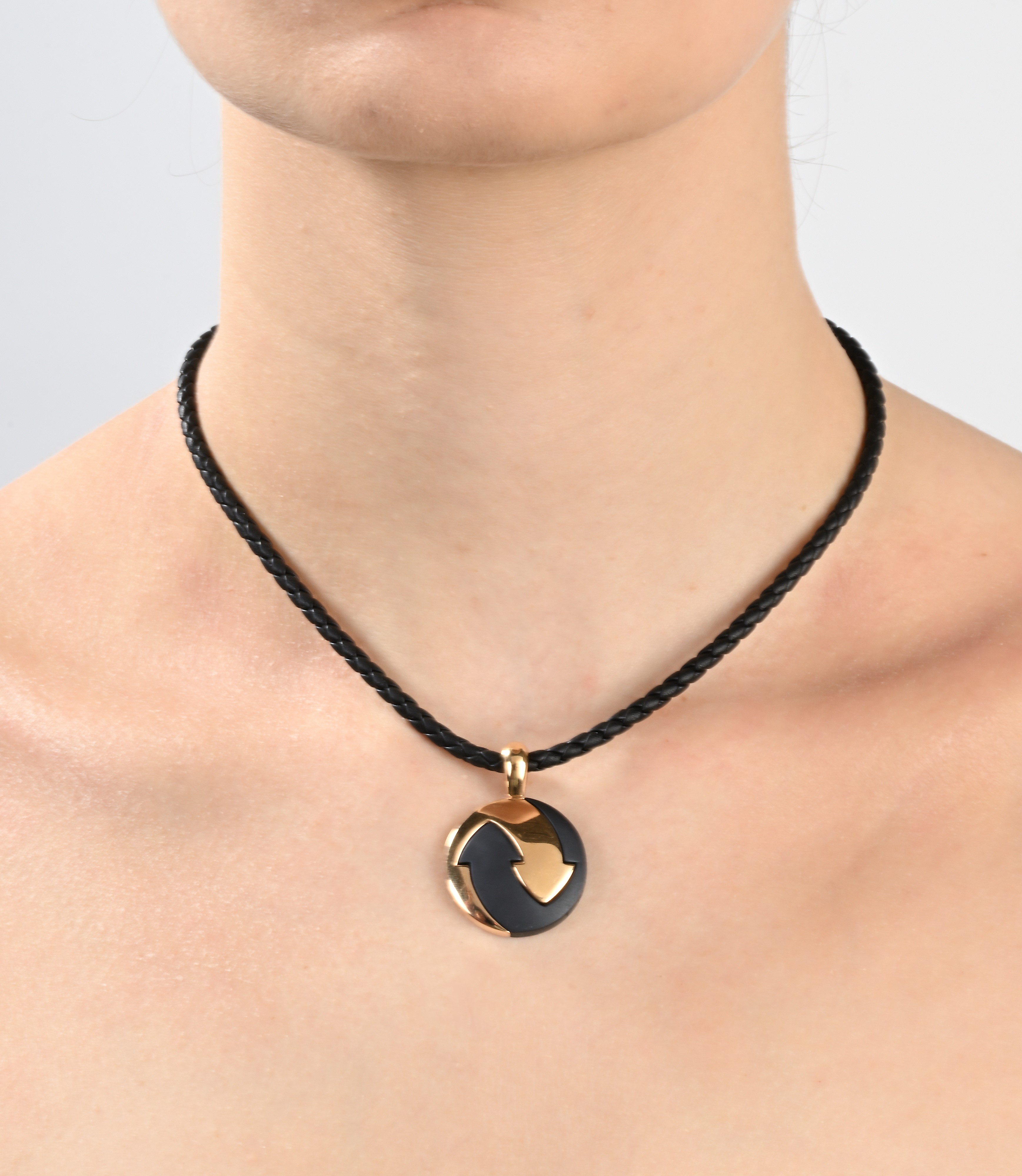 Gianni Bulgari, Pendente Enigma in Oro e Bronzo