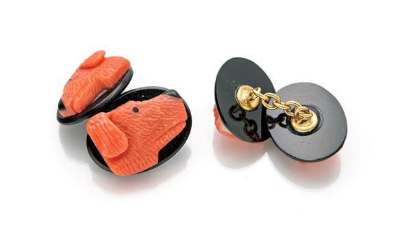 Coppia di gemelli a soggetto animalier in oro corallo e onice