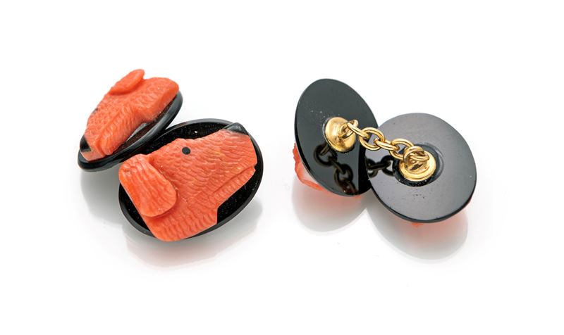 Coppia di Gemelli a Soggetto Animalier in Oro Corallo e Onice