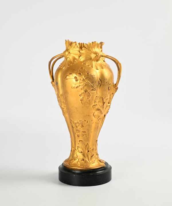 Vaso Liberty in bronzo dorato su base in marmo nero
