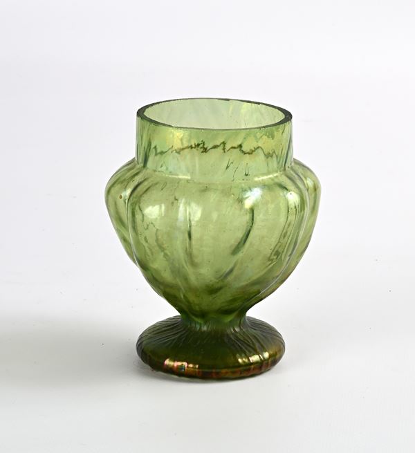 Vasetto in vetro verde Art Nouveau