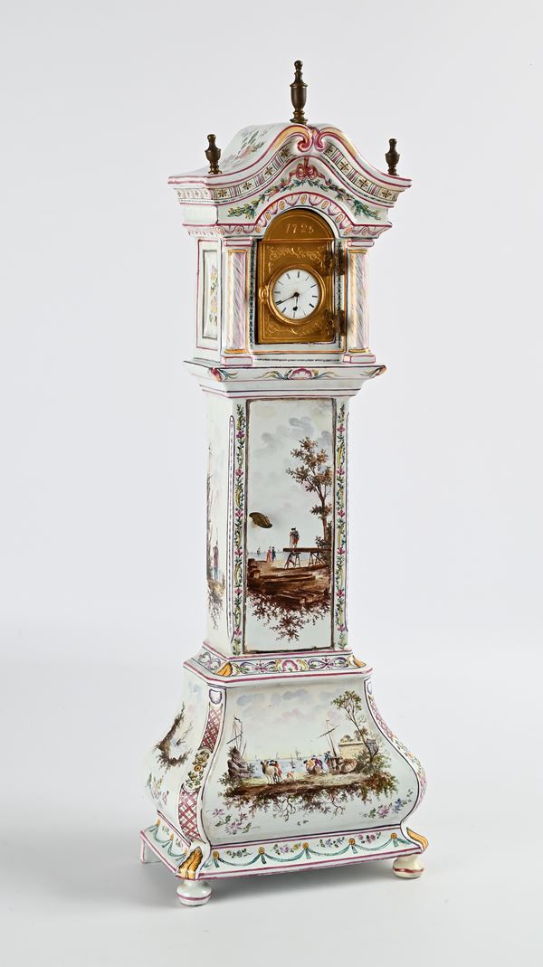Orologio da tavolo "a torre" in ceramica smaltata e dipinta, XVIII secolo