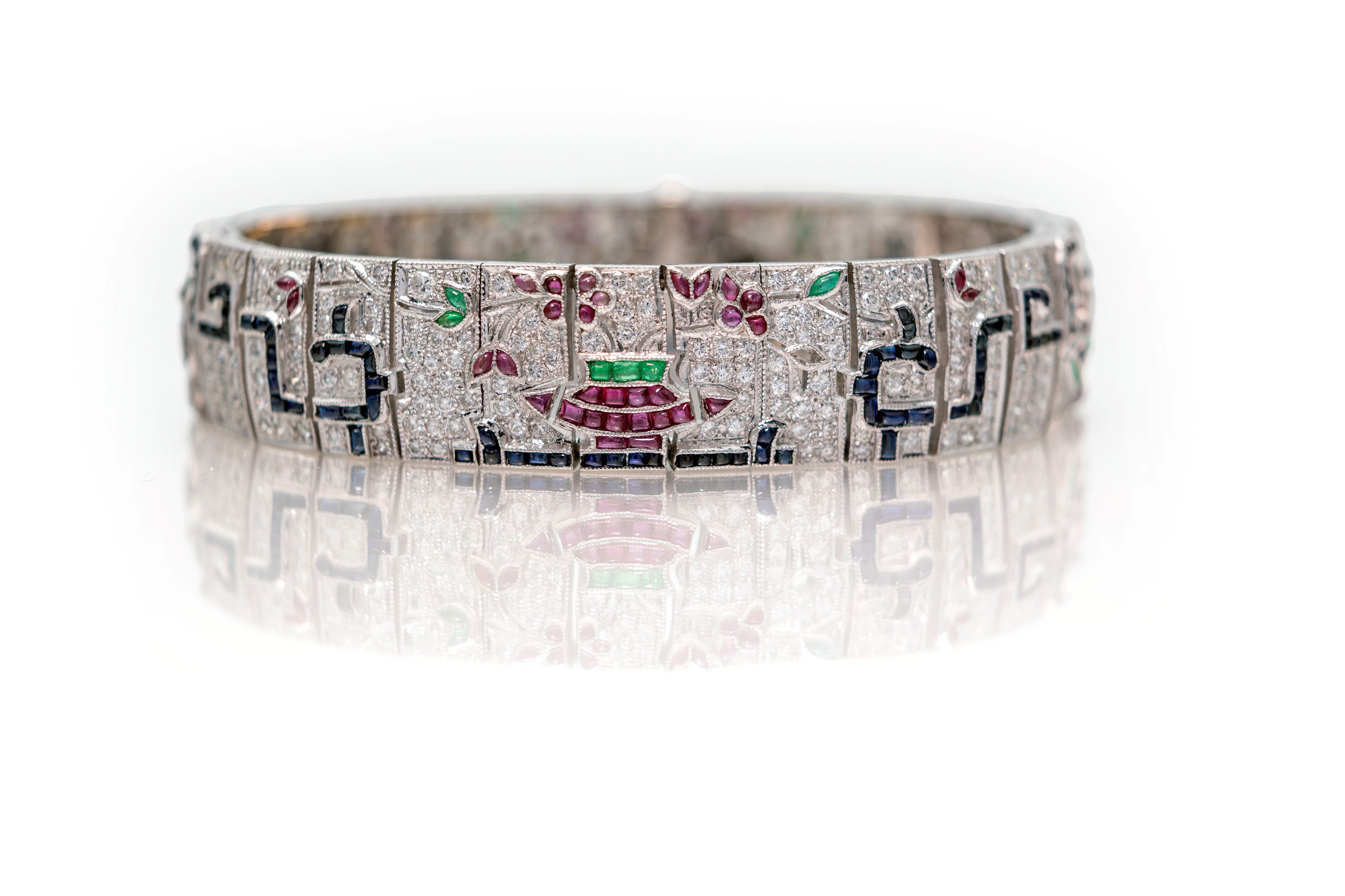 Bracciale Egyptian Revival in Oro, Brillanti, Zaffiri, Smeraldi e Rubini