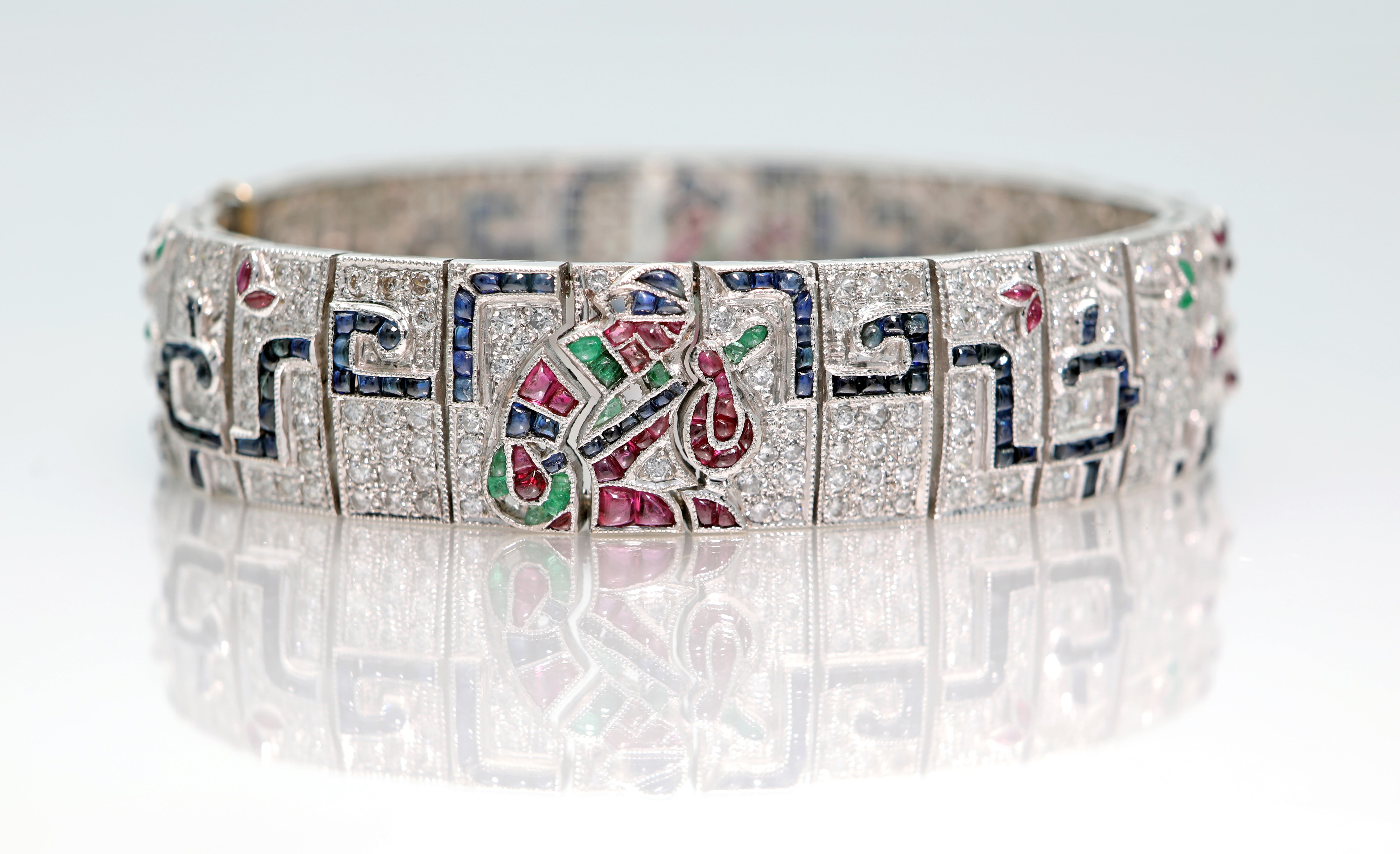 Bracciale Egyptian Revival in Oro, Brillanti, Zaffiri, Smeraldi e Rubini