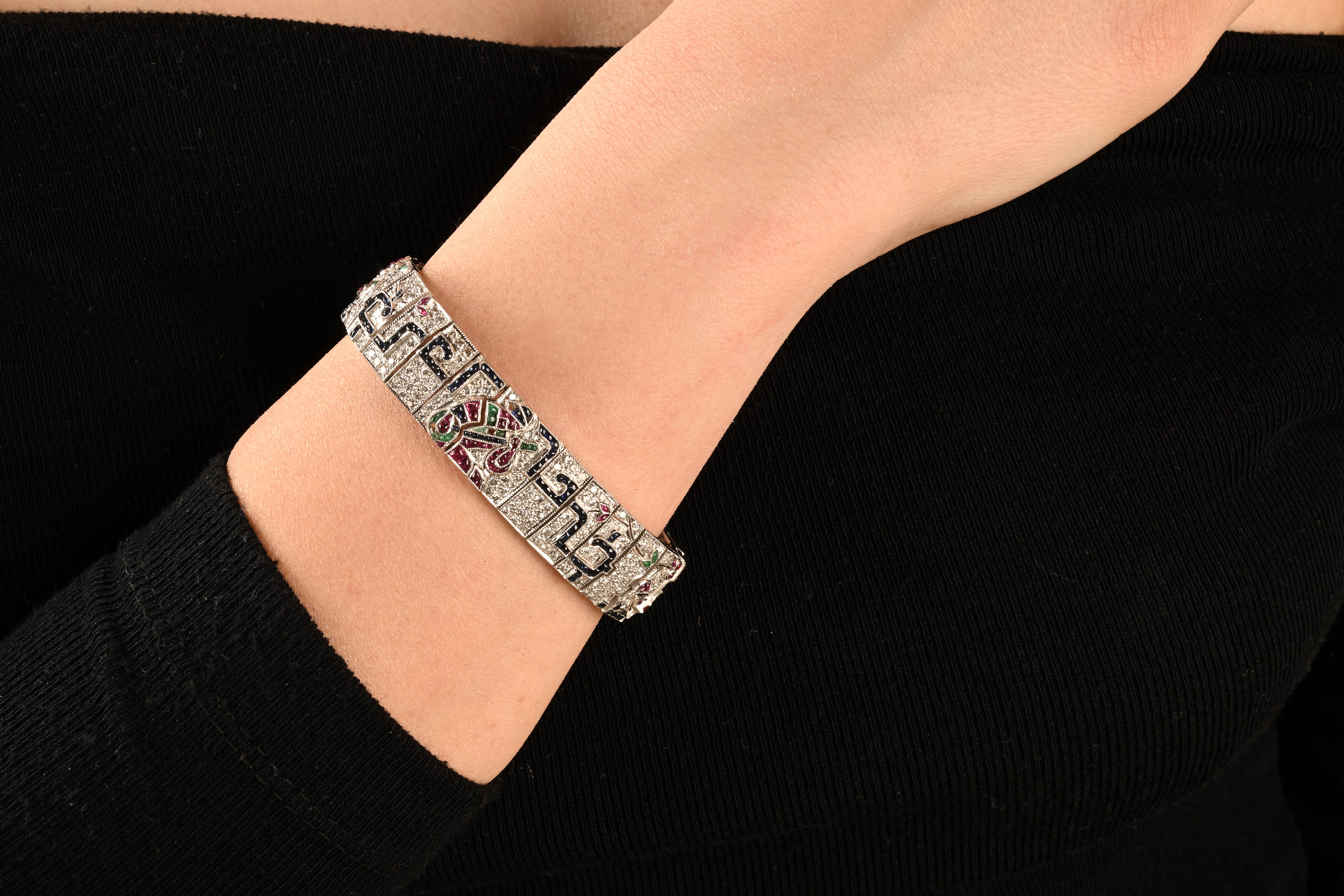 Bracciale Egyptian Revival in Oro, Brillanti, Zaffiri, Smeraldi e Rubini