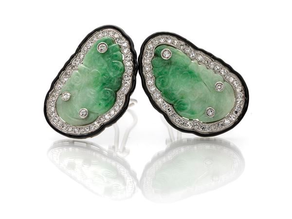 Coppia di orecchini in oro, giade, smalto e brillanti