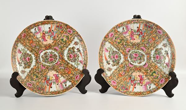 Coppia di grandi piatti in porcellana, Cina, Famille Rose, dinastia Qing, XIX secolo