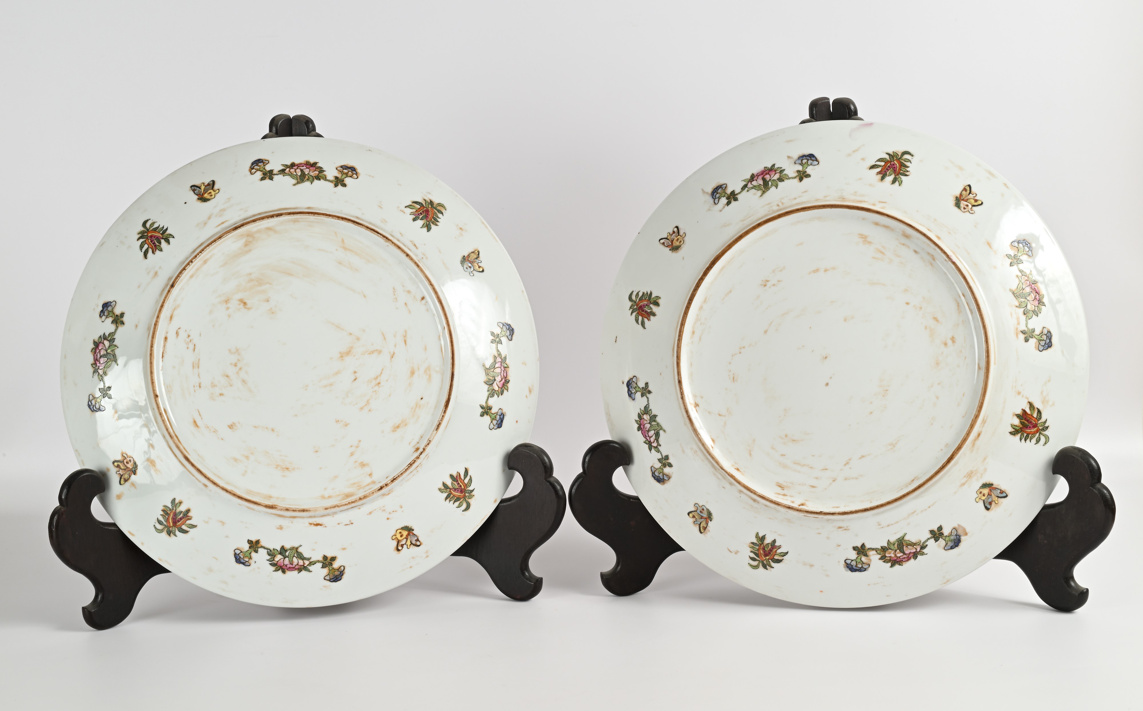 Coppia di grandi piatti in porcellana, Cina, Famille Rose, dinastia Qing, XIX secolo