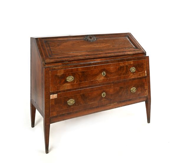 Cassettone a ribalta in noce, fine del XVIII secolo