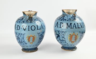 Coppia di orcioli in maiolica, XVII secolo, con decorazioni policrome e iscrizioni farmaceutiche