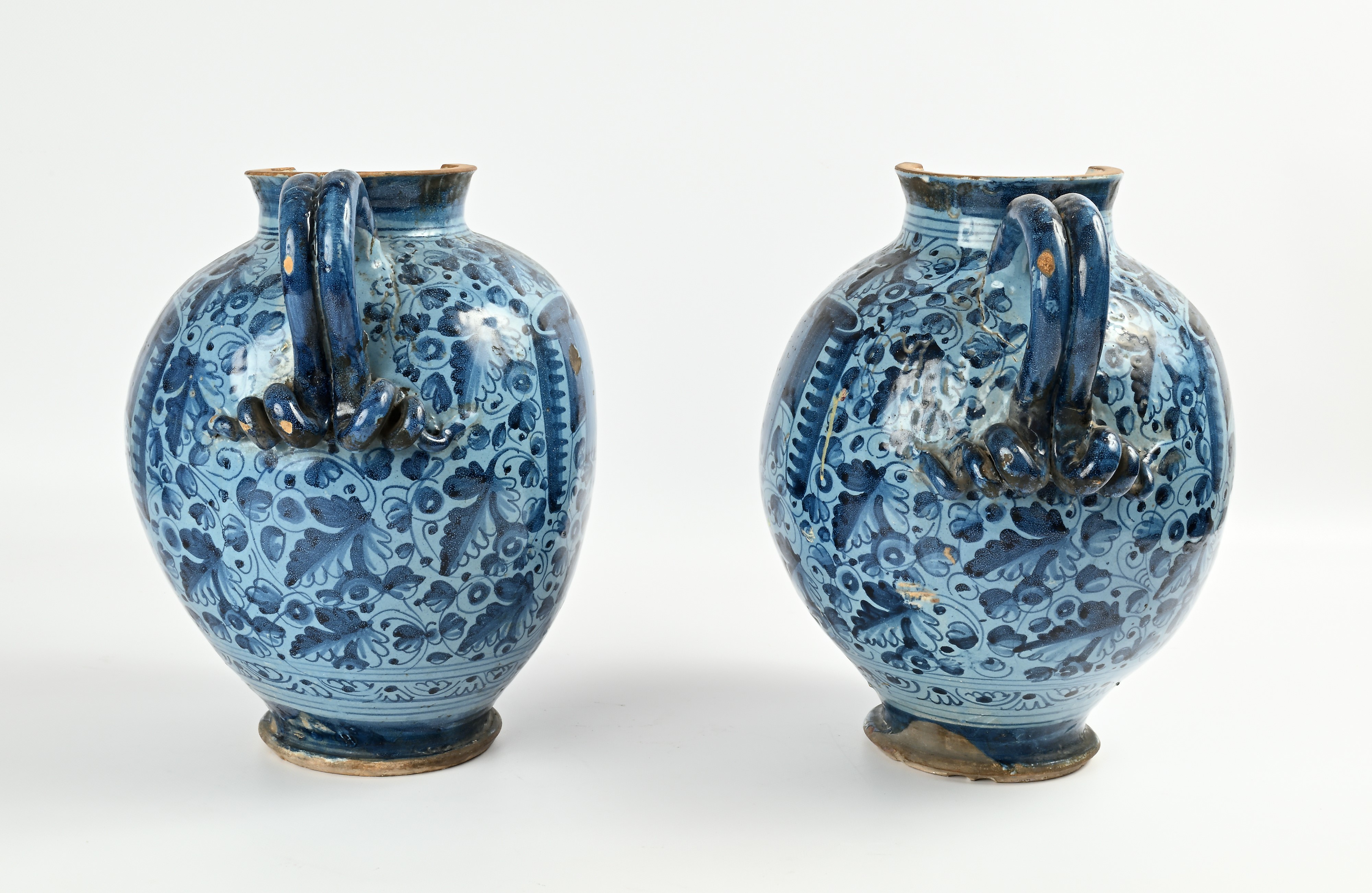 Coppia di orcioli in maiolica, XVII secolo, con decorazioni policrome e iscrizioni farmaceutiche
