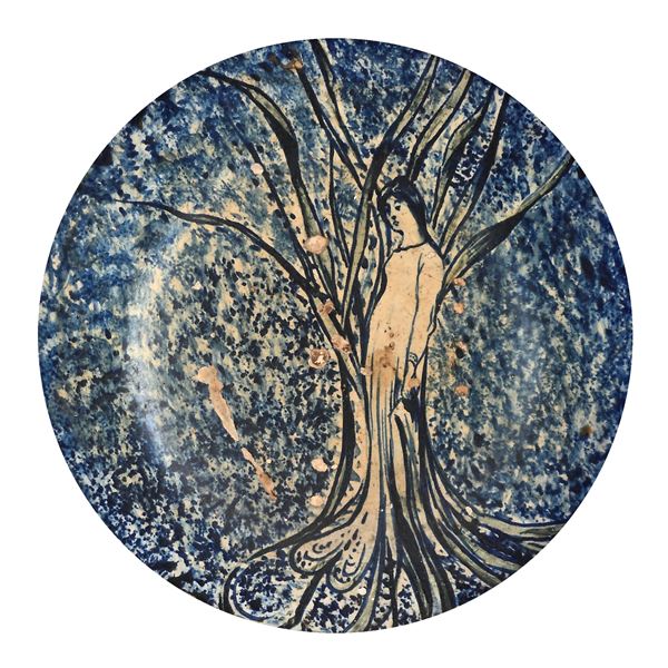 Piatto in ceramica dipinta entro cornice rotonda