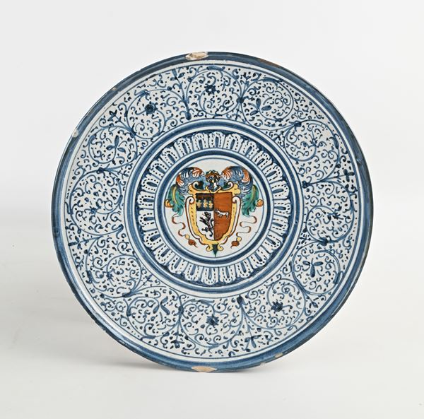 Alzatina in maiolica con stemma, Italia centrale, fine XVI secolo