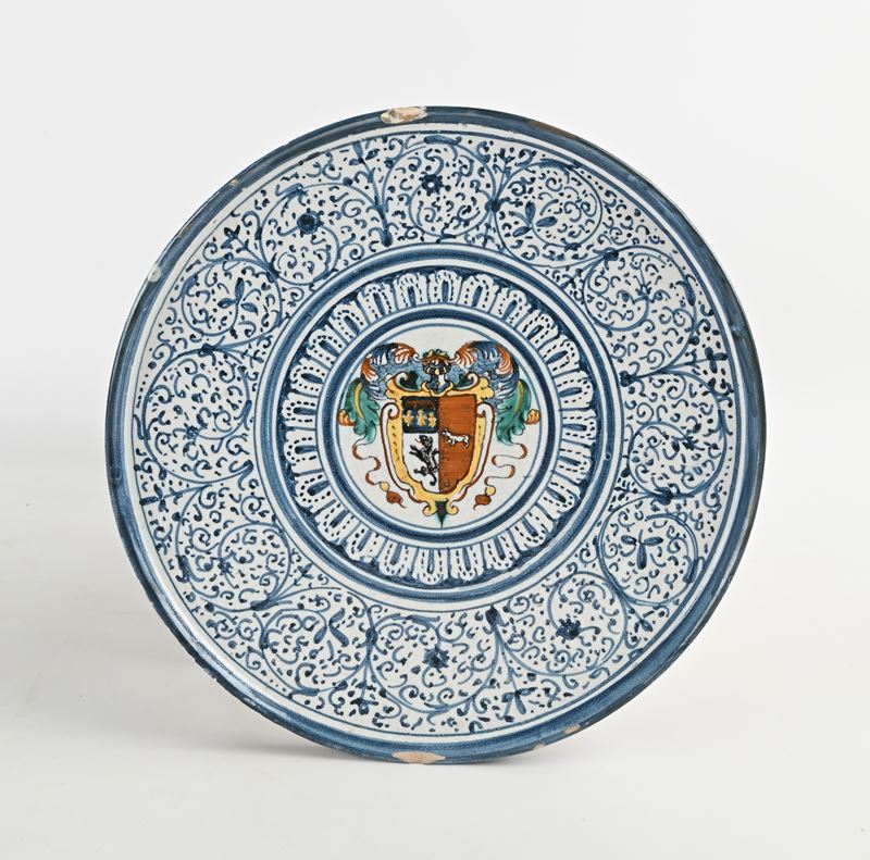 Alzatina in Maiolica con Stemma, Italia Centrale, Fine XVI Secolo