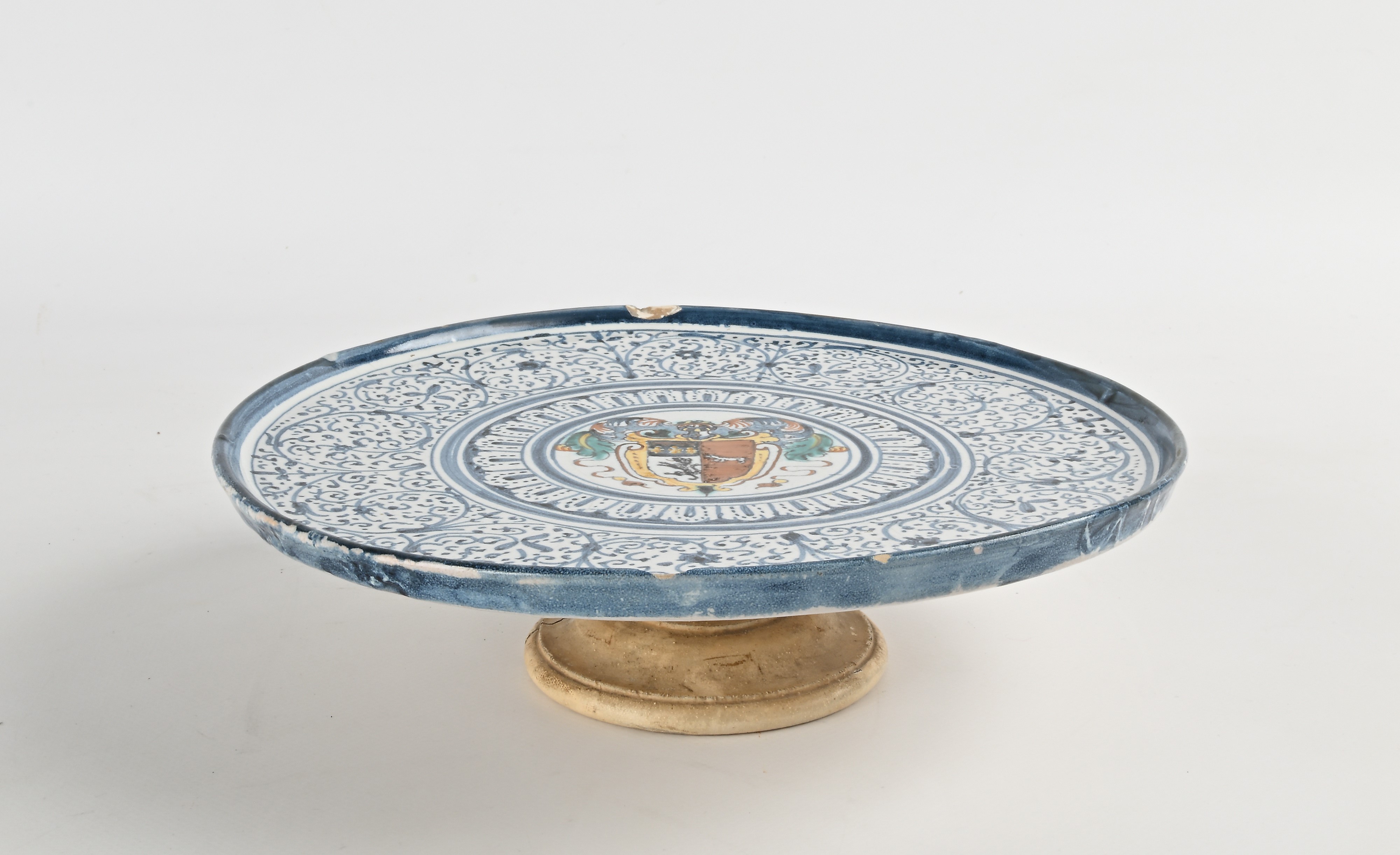 Alzatina in Maiolica con Stemma, Italia Centrale, Fine XVI Secolo